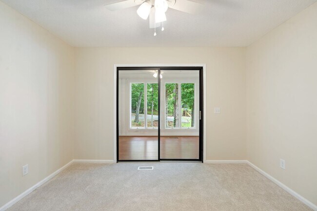 Building Photo - 3 Bedroom Contemporary Carolina Trace Home...