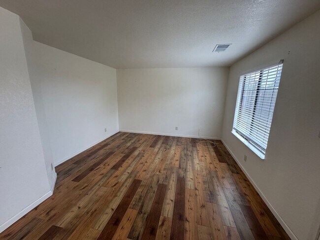 Building Photo - 1498 E Carolyn Ln