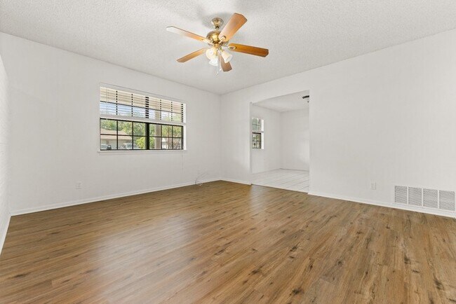Building Photo - 1376 Poppy Ln