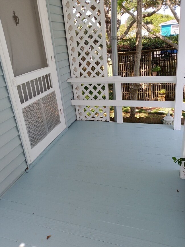 Building Photo - 2725 1/2 Bernardo De Galvez Ave