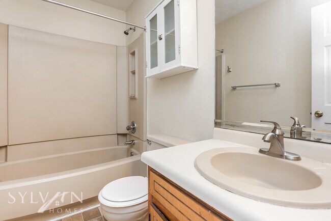 Building Photo - Enjoy one-level living in this 2 bedroom, ...