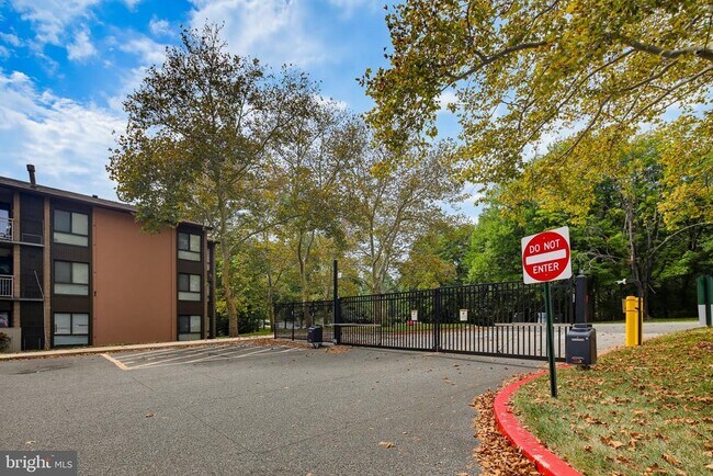 Building Photo - 5911 Tamar Dr