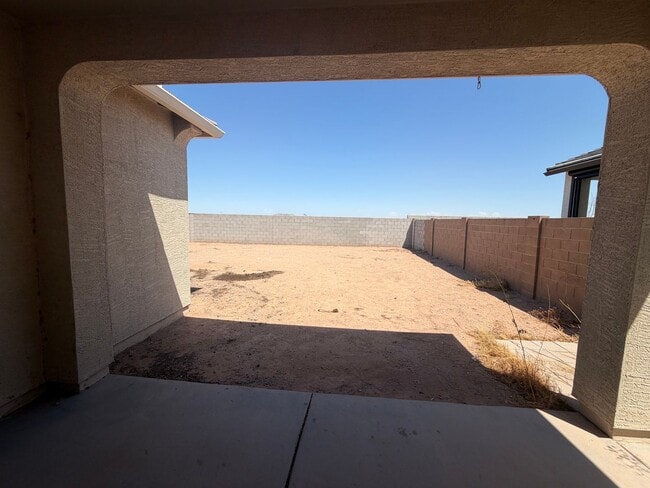 Building Photo - 40946 W Hillman Dr