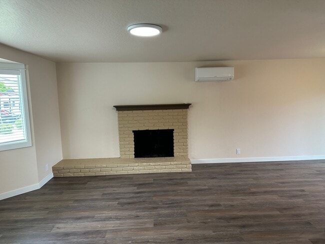 Building Photo - Beautifully updated 3 bedroom 1.5 bath dup...