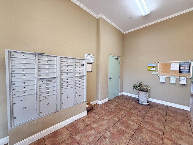 Building Photo - Albany Condo Features 2 Beds and 1.5 baths...