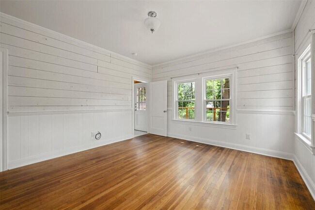 Building Photo - 2111 Kenwood Ave