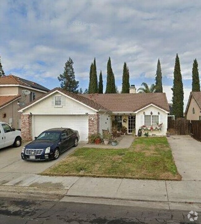 Building Photo - Available Soon Updated Cozy 3-bedroom, 2-b...