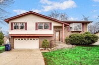 Building Photo - 4 Bed 2.5 Bath in Des Plaines