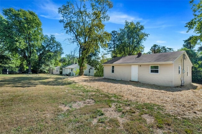 Building Photo - 2809 S River Rd