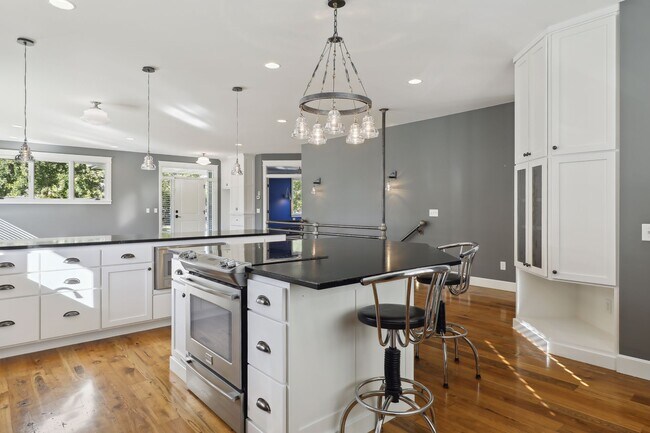 Convection Oven with Warming Drawer and Warming Burner. - 924 Eleanor Ave