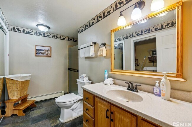 Building Photo - Large quiet condo backs to the forest