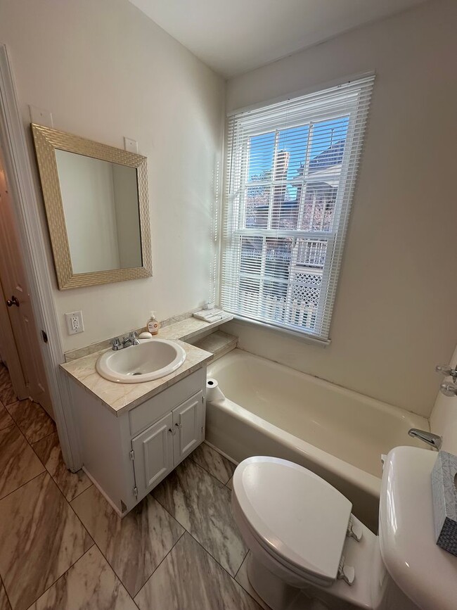 Building Photo - 503 Newport Ave