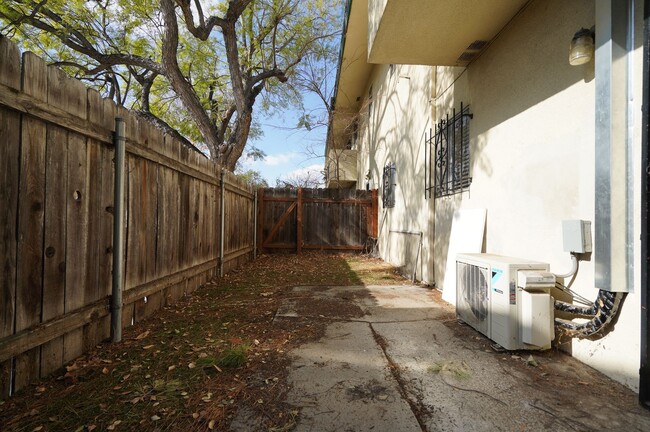 Building Photo - 1bd/1ba Spacious & Downstairs Apartment in...