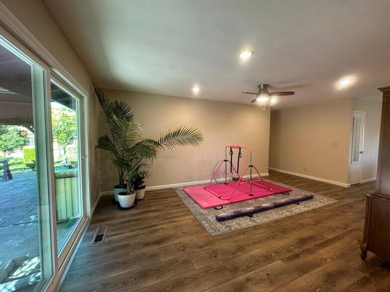 Building Photo - 1465 Madrone Way
