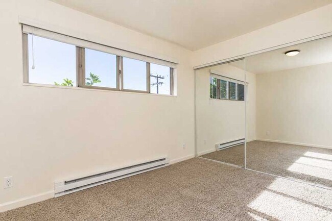 Building Photo - North Beacon Hill 1 Bedroom Apartment for Rent | Beacon Hill Light Rail Access, Balcony, Hardwood...