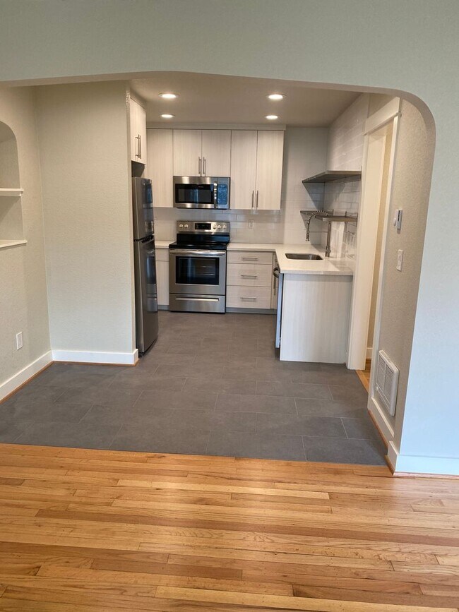 Building Photo - Modern Vintage Alberta Arts  1250sqft 1BR-...