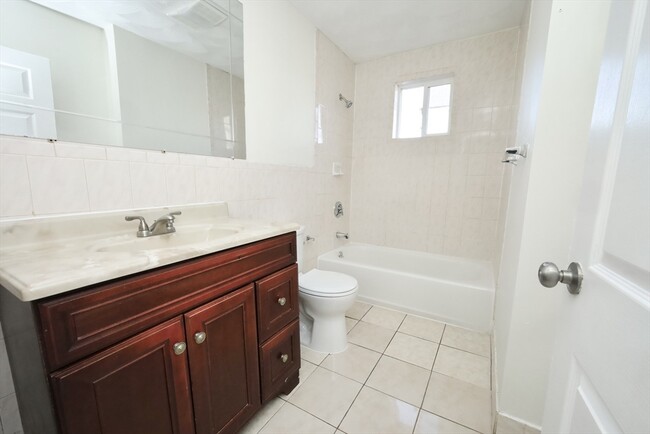 Building Photo - 488 Pleasant St