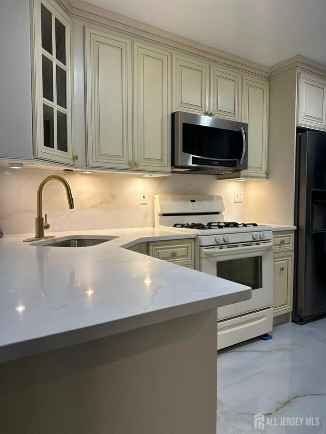 Building Photo - 405 N Oaks Blvd