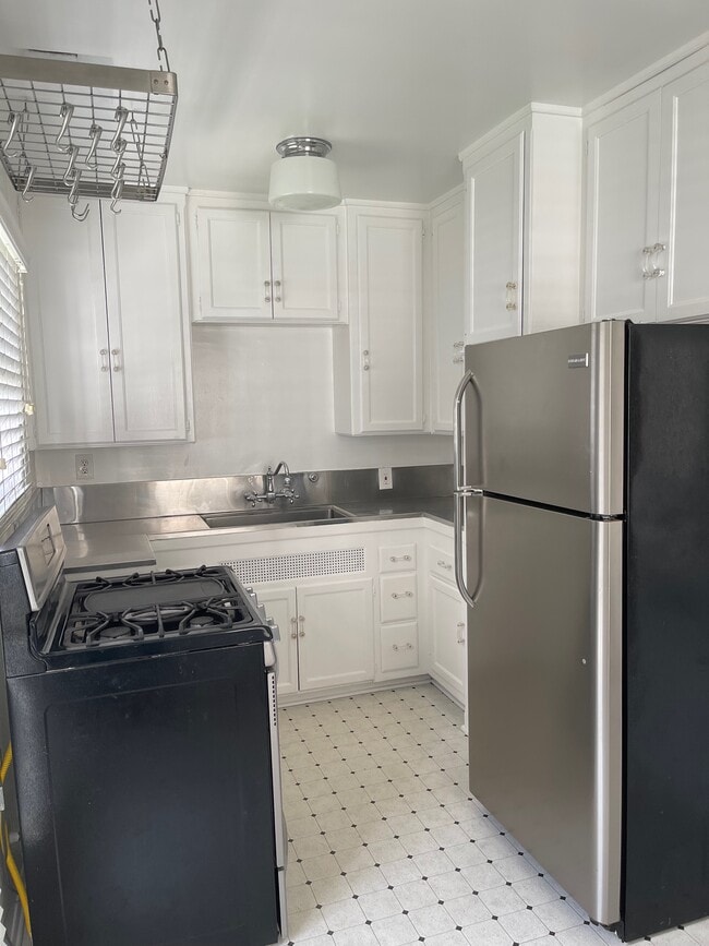 Building Photo - 2326 Oak St