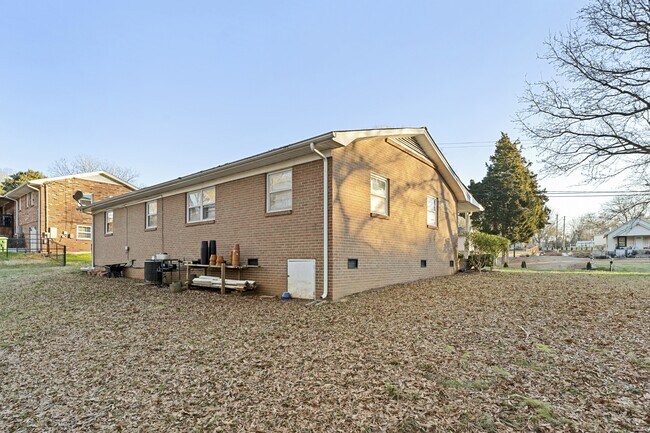 Building Photo - 107 Maple Dr