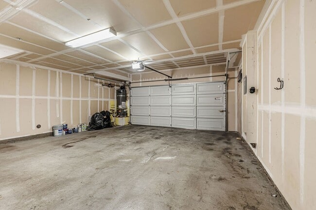 Building Photo - 1,331 sq ft with 2 on-suite bedrooms and o...