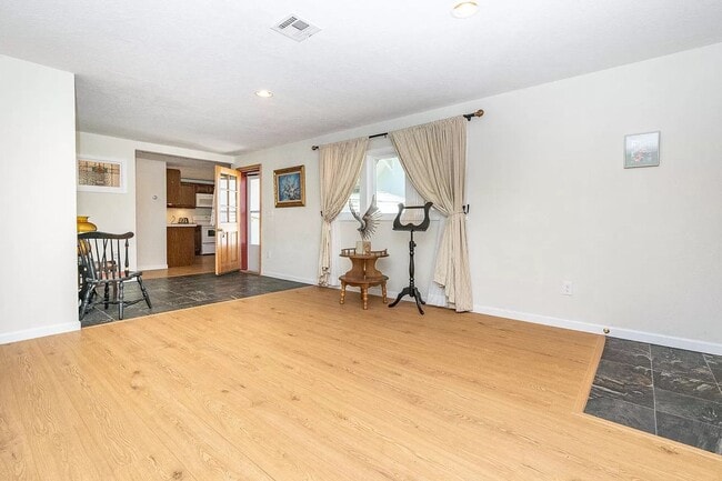 Building Photo - Centrally located one bedroom, one bath ho...