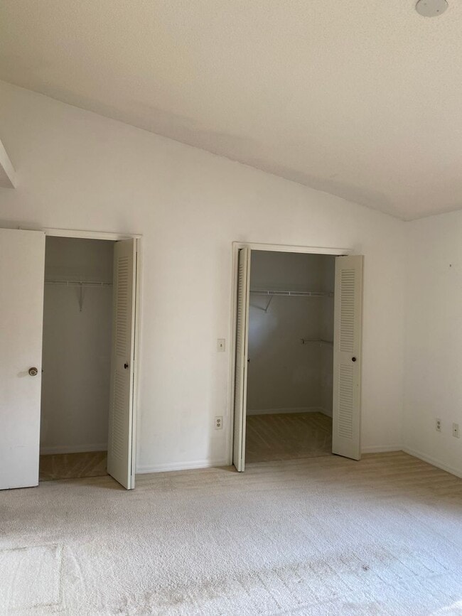 Building Photo - Spacious 3 Bedroom's, 2.5 bath condo in Lakeview Village.