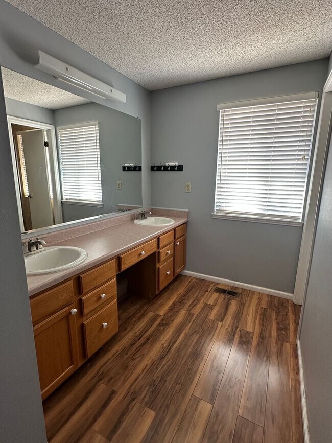 Building Photo - 5 bedroom 3 bathroom Sinlge Family House in Aurora