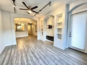 Building Photo - BEAUTIFUL CONDO WITH AMENITIES NEAR VANDER...
