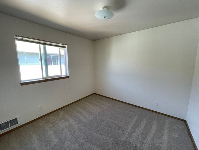 Building Photo - Schell (1410 NW Falls Creek Loop)