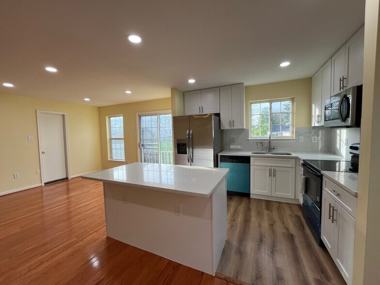 Building Photo - 11219 Potomac Oaks Dr