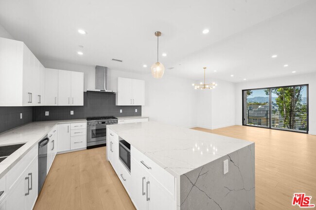 Building Photo - 8902 Sawyer St
