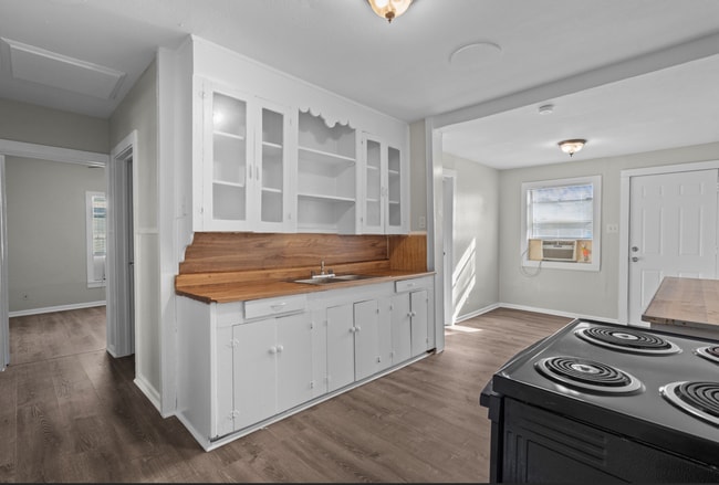 Building Photo - newly updated 2 bedroom