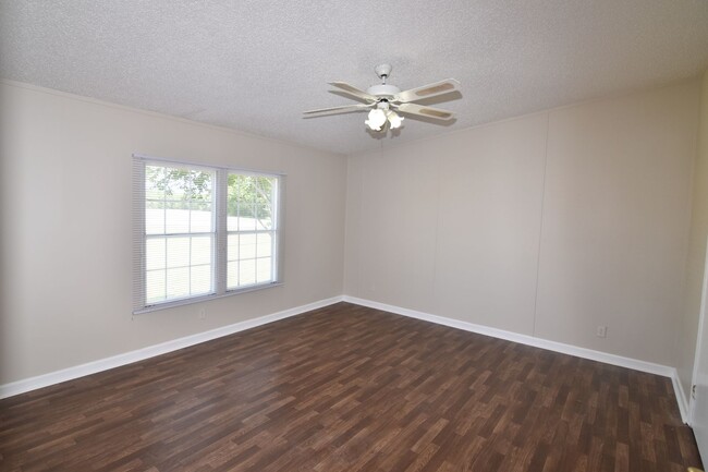 Building Photo - Spacious 3-Bed, 2-Bath Manufactured Home o...