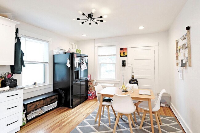 Building Photo - Charming & Updated Pet-Friendly Belmont Rental