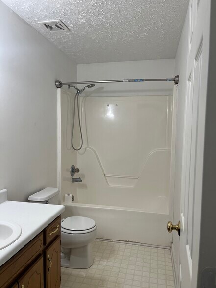 Hallway Bathroom - 2047 Horncastle Dr