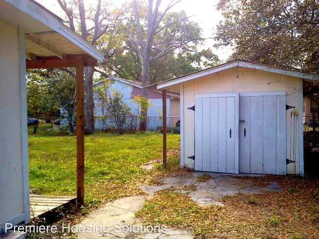 Building Photo - 3 br, 1 bath House - 1014 w 10th St