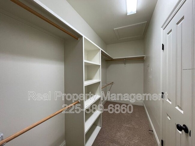 Building Photo - 10950 Hillpark Ave