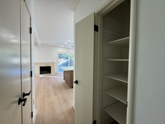 Building Photo - 864 S Bernardo Ave