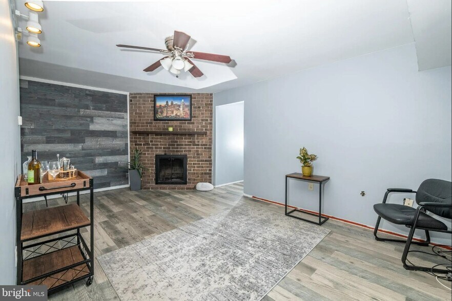 Building Photo - 1821 Valley Dr