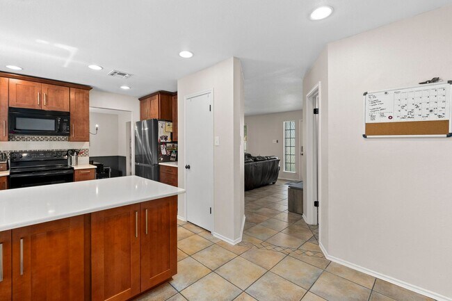 Building Photo - 3 Bedroom/2.5 Bath Northwest Park Subdivision