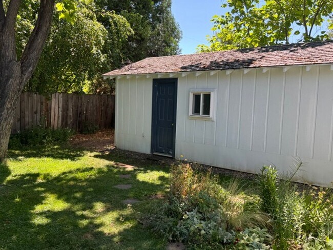 Building Photo - SINGLE FAMILY HOME WITH BONUS ROOM OFF THE DETACHED GARAGE- GARDNERS DREAM