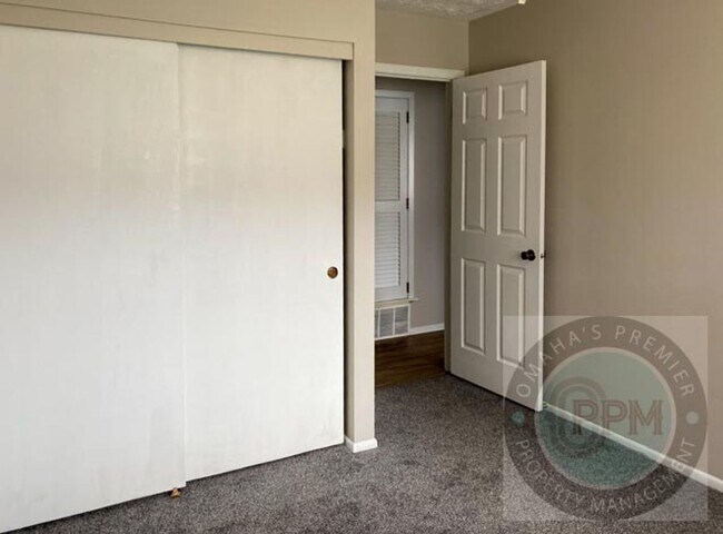 Building Photo - HUGE 2 Bed 1 Bath Cornhusker Creek