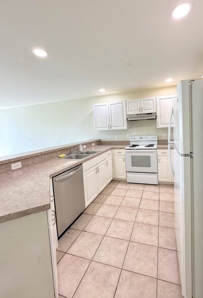 Building Photo - 714 Harold Ave S