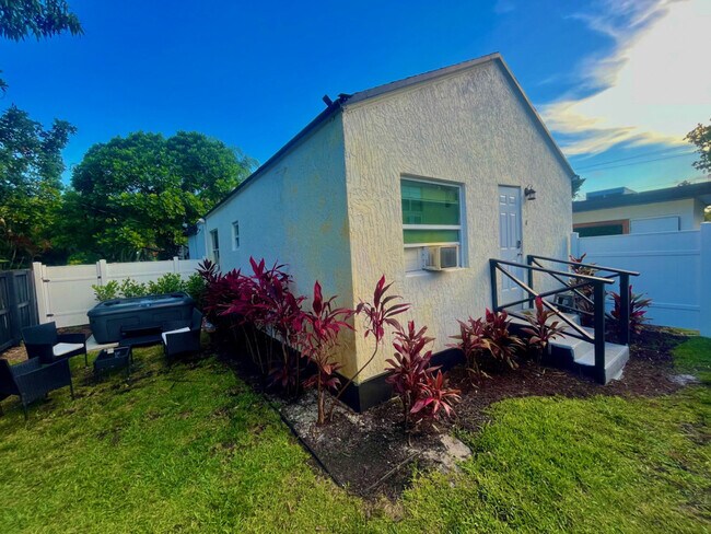 Building Photo - 834 NE 14th Ave