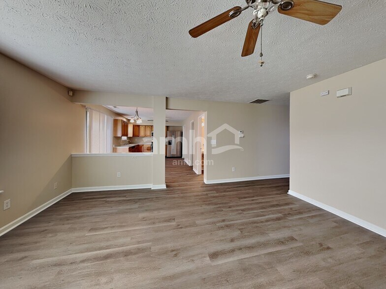 Building Photo - 803 Green Woods Dr