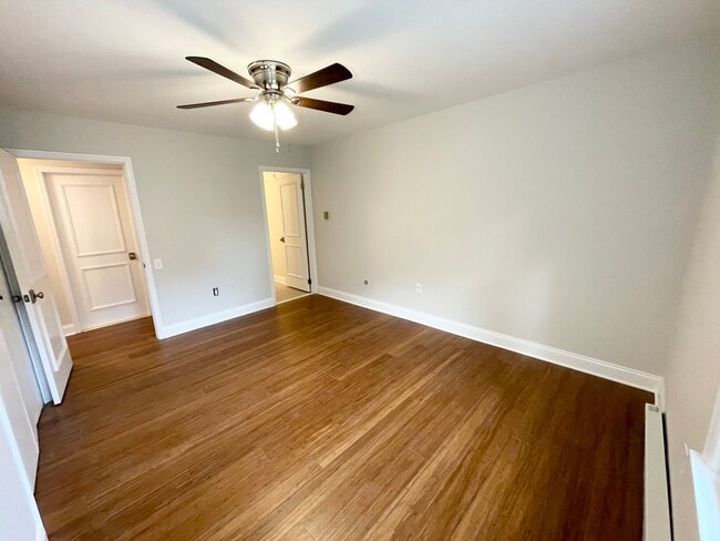 Building Photo - 293B Sharon Way