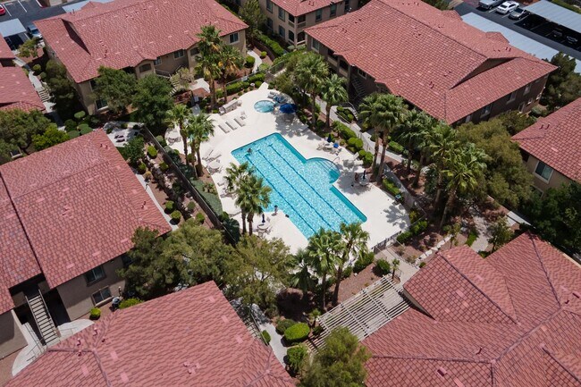 Building Photo - 1st floor two bedroom in upscale NW commun...