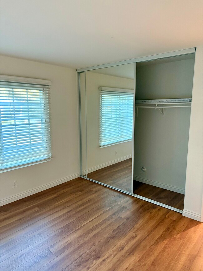 Building Photo - 3855 Thorncroft Ln