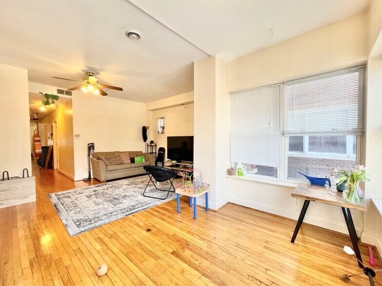 Building Photo - 4831 N Sawyer Ave